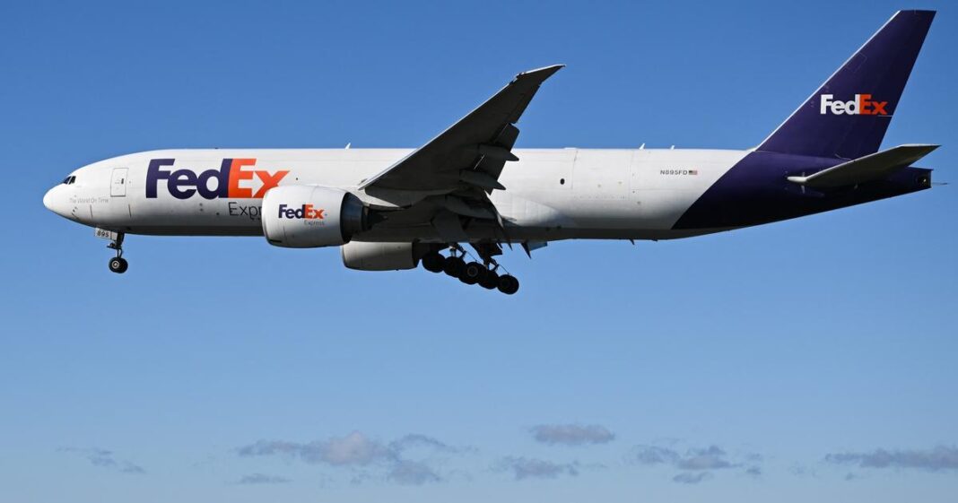 Un Boeing de FedEx, avec un réacteur en feu, contraint d’atterrir en urgence à l’aéroport de Newark