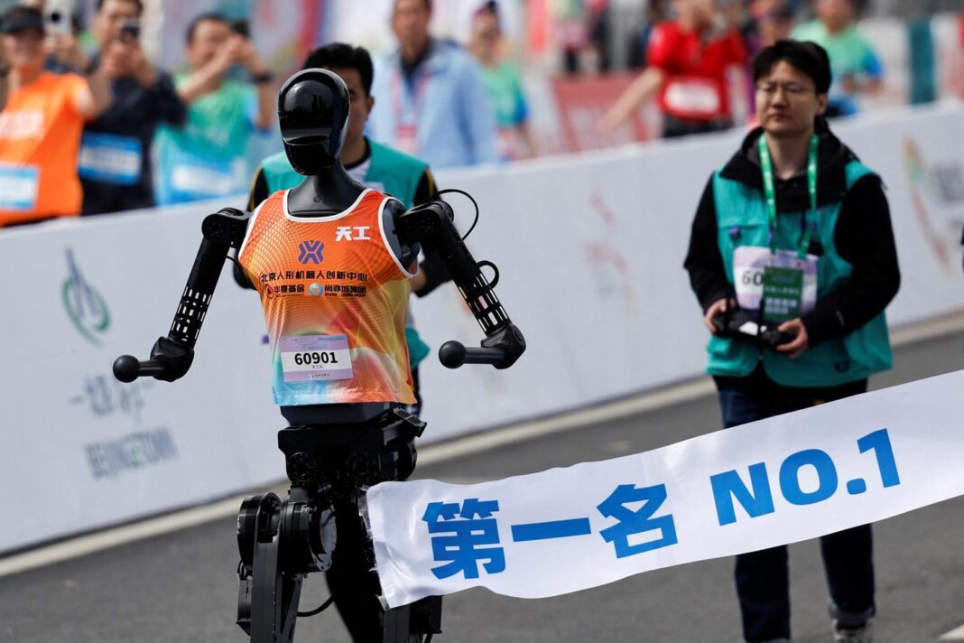 Des robots humanoïdes ont couru un semi-marathon en Chine, une première mondiale