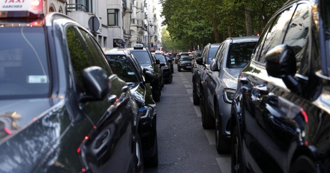 des professionnels en colère bloquent les accès à des gares parisiennes