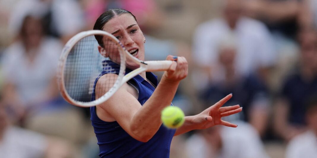 En direct | Roland-Garros 2025 : Loïs Boisson et Elsa Jacquemot au coude-à-coude dans le troisième set