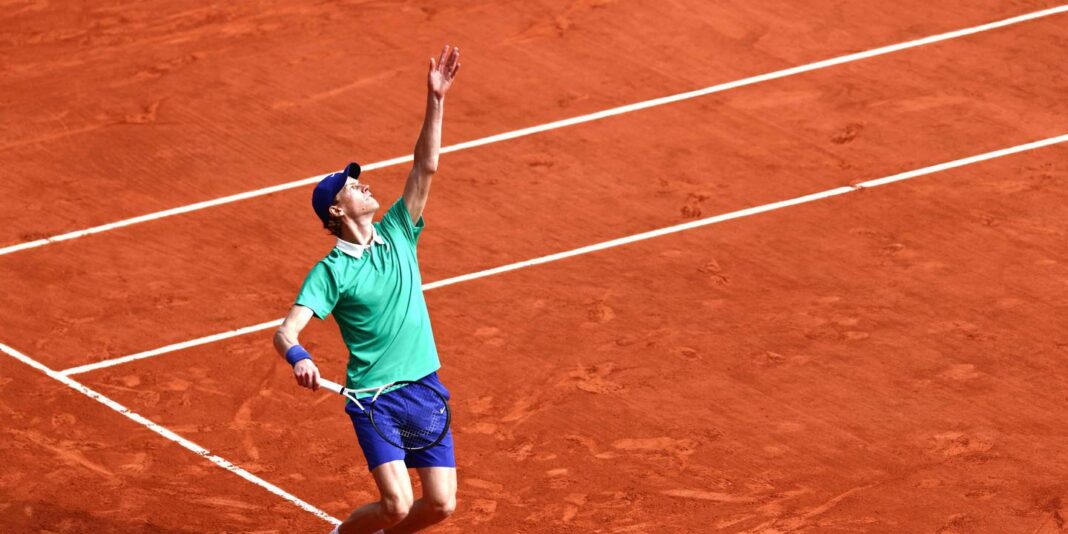 EN DIRECT | Roland-Garros 2025 : Jannik Sinner, imperturbable, fait face aux assauts d’un Carlos Alcaraz menacé de perdre sa couronne