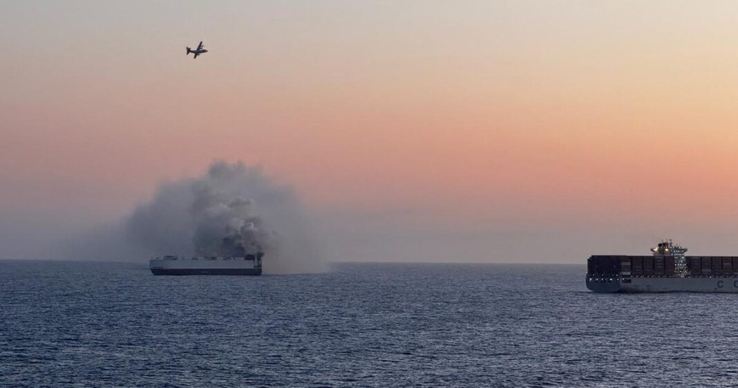 un cargo transportant des véhicules électriques prend feu au large de l’océan