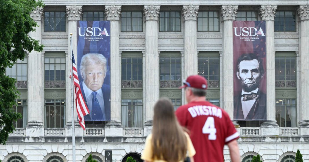les futurs employés fédéraux seront-ils sommés de faire la preuve de leur loyauté à Trump lors de leur embauche ? – Libération