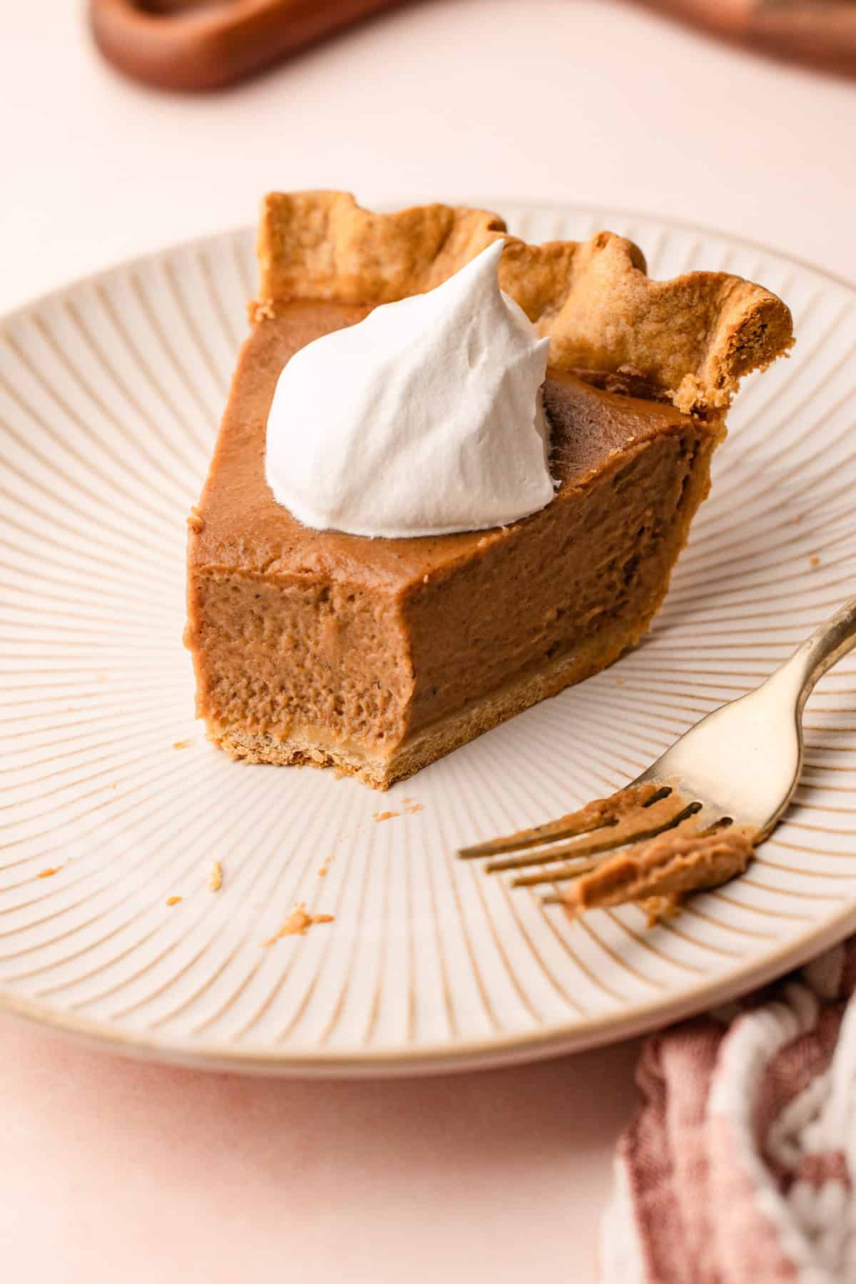 Une part de tarte au beurre de pomme