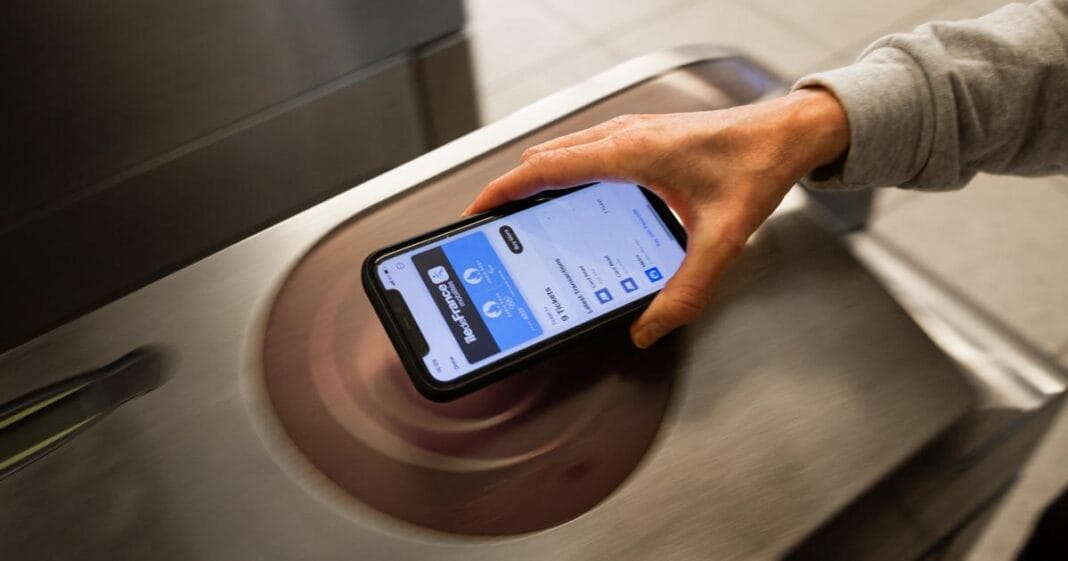 dans le métro parisien, la «révolution billettique» provoque une ruée vers la carte Liberté +
