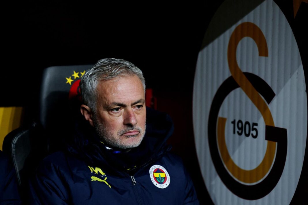 José Mourinho, l’entraîneur de Fenerbahçe, accusé de « propos racistes » en marge du derby stambouliote de football