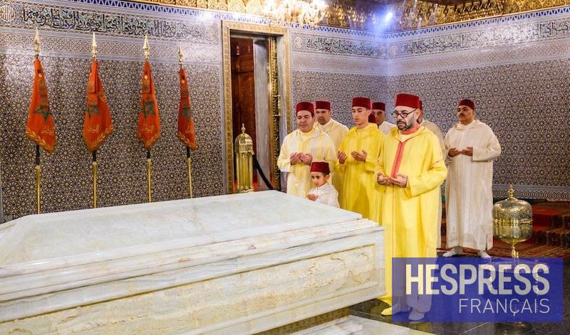 Le Roi, Amir Al Mouminine, se recueille sur la tombe de Feu le Roi Mohammed V