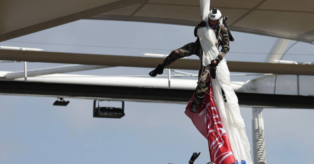 coincé sur le toit en possession du ballon, un parachutiste retarde le huitième de finale de Toulouse en Champions Cup – Libération