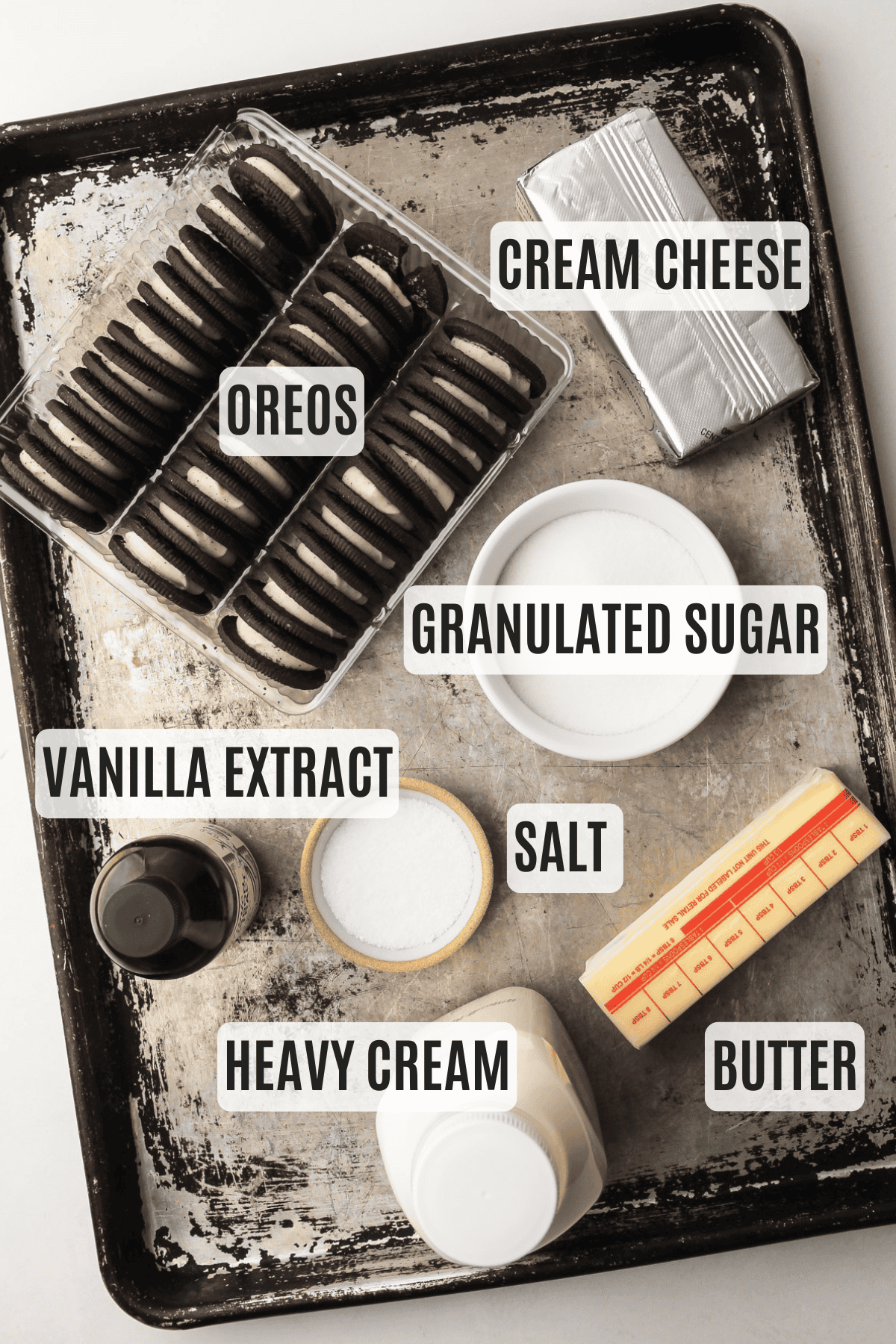 Ingrédients pour la tarte Oreo présentés de manière organisée