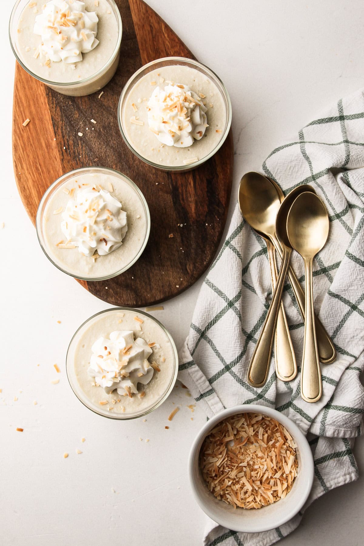 Pudding au lait de coco servi avec des flocons de noix de coco grillés