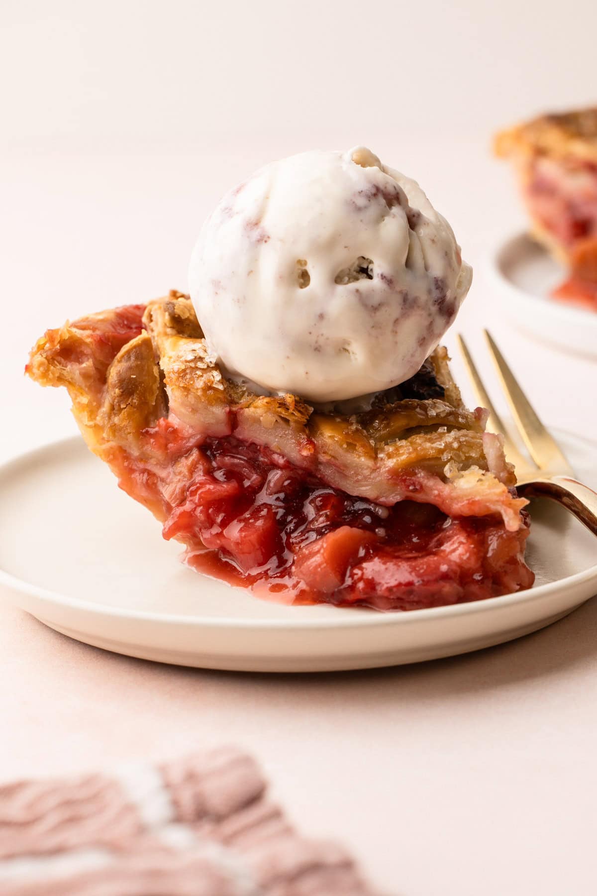 Partie de tarte aux fraises et rhubarbe
