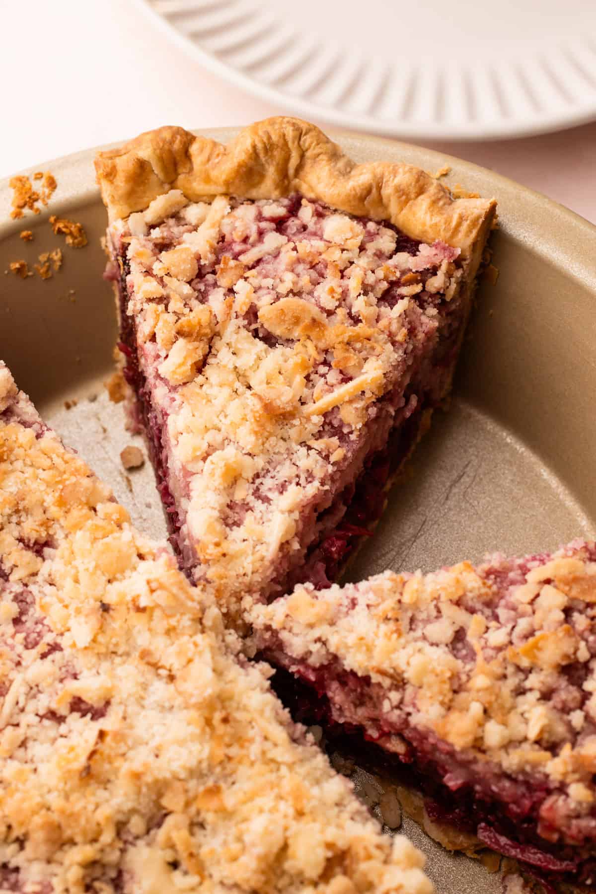 Tarte framboise-coco tranchée