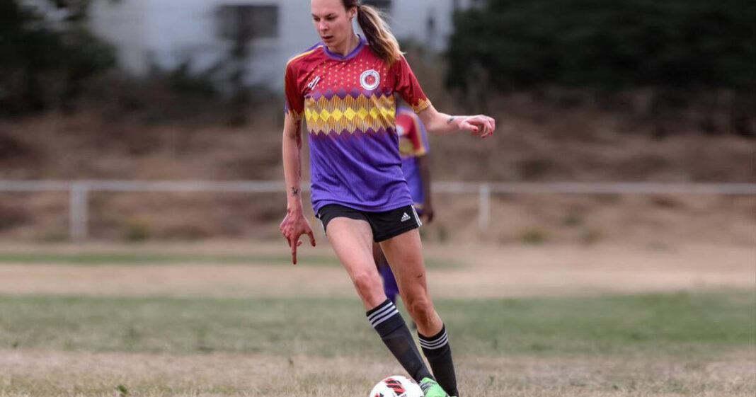 Les femmes trans interdites de participer aux compétitions féminines de foot en Angleterre – Libération