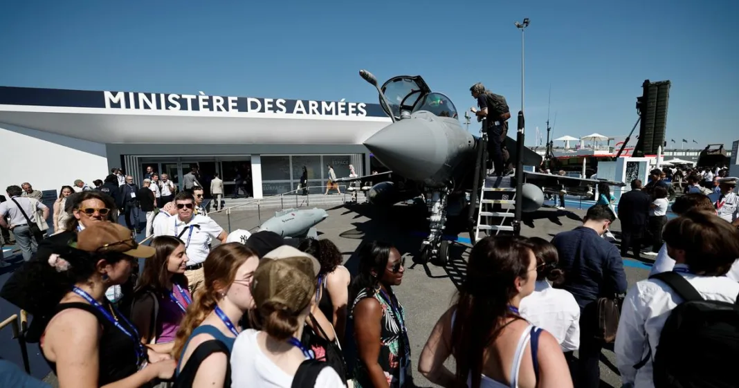 «240 signatures en trois jours» pour Airbus, Bardella et Le Pen attendus ce jeudi