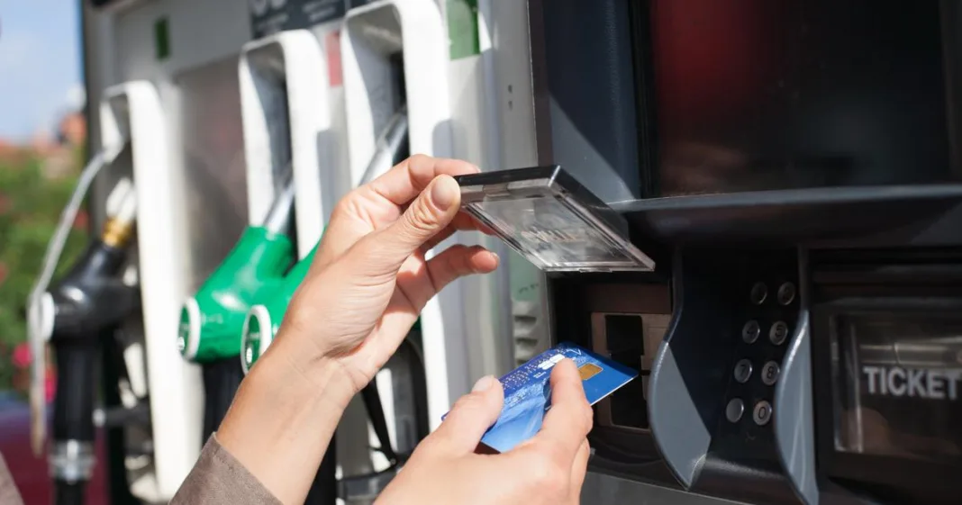 Qu’est-ce que l’arnaque au «shimming», cette fraude difficile à détecter qui aspire vos données bancaires ?