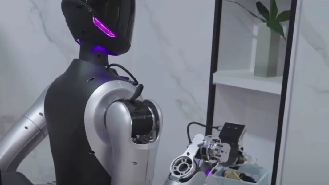 En Chine, un robot humanoïde fait le ménage dans les hôtels