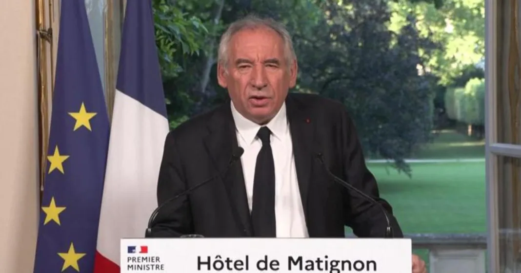 le PS menace de «censurer» Bayrou, le Medef se rendra à Matignon