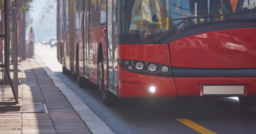 un contrôleur de bus hospitalisé après avoir été agressé par une dizaine de jeunes individus