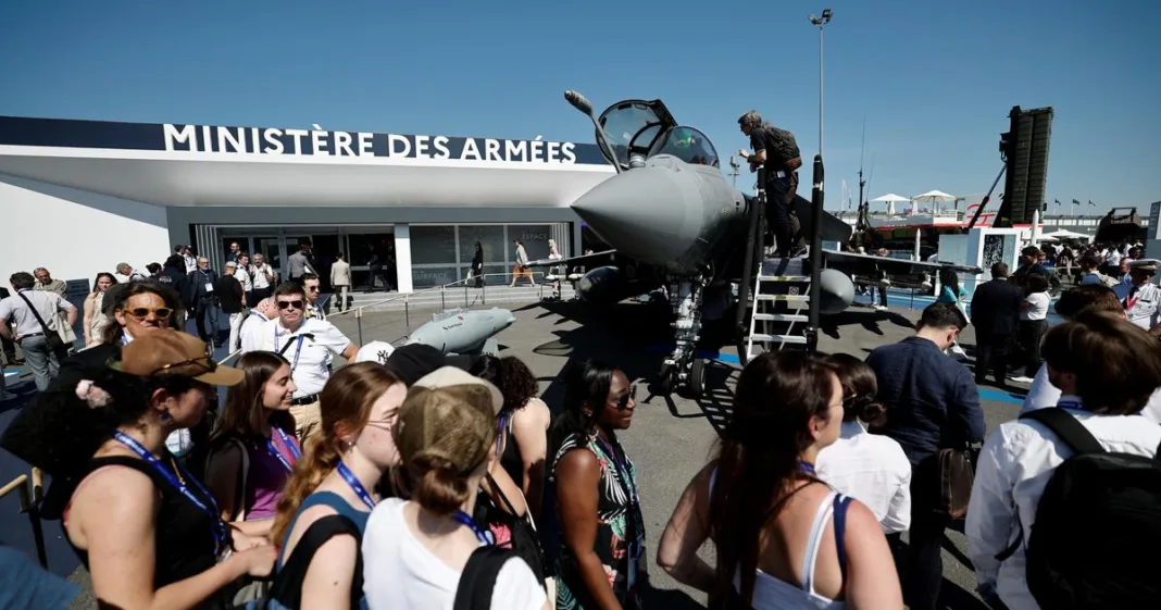 Salon du Bourget : Emmanuel Macron a démarré sa visite