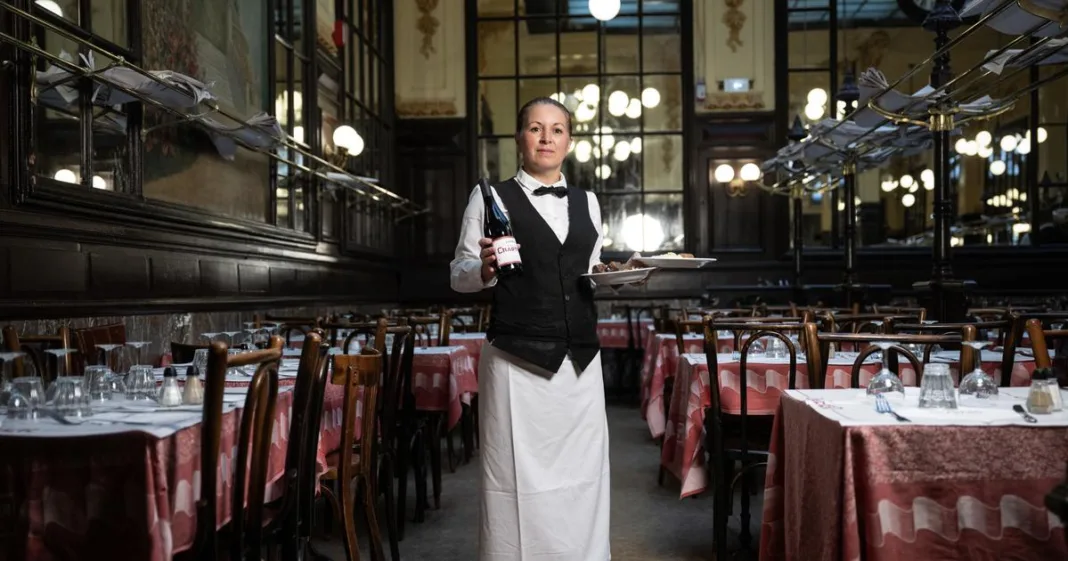 À Paris, les restaurants traditionnels face à la déferlante des innombrables chaînes et concepts standardisés