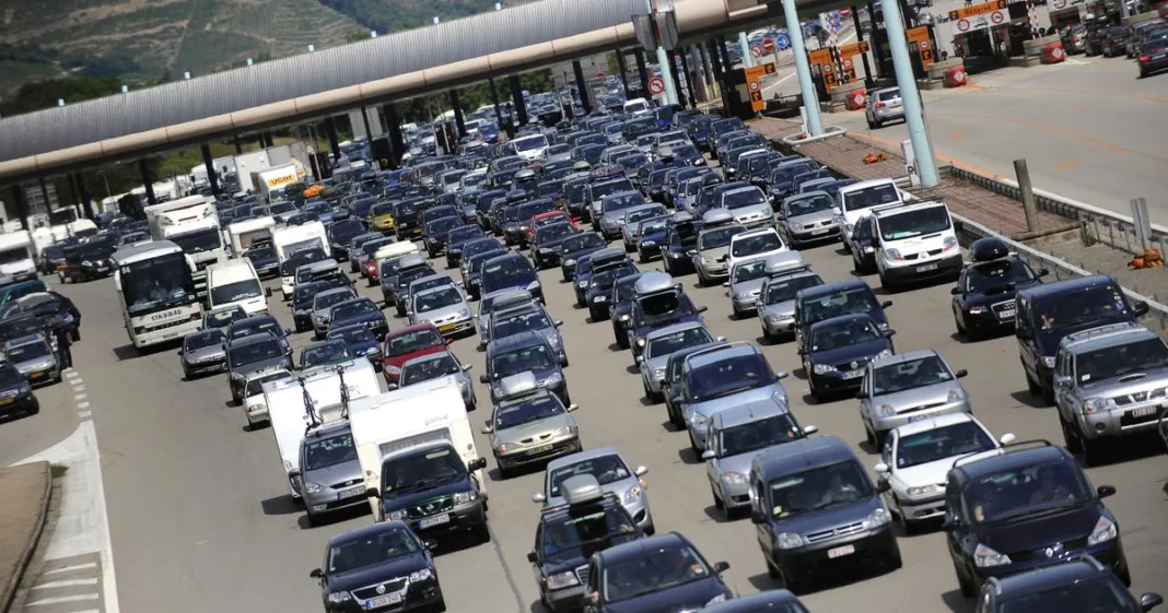 circulation «très dense» en direction du sud à la mi-journée
