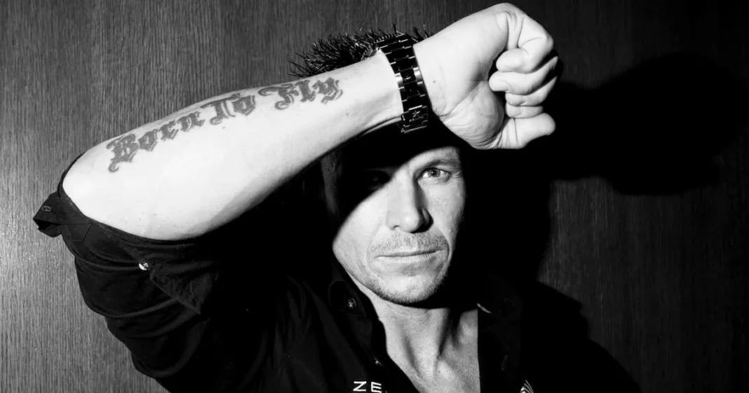 Felix Baumgartner, premier homme à franchir le mur du son en chute libre, meurt à 56 ans – Libération