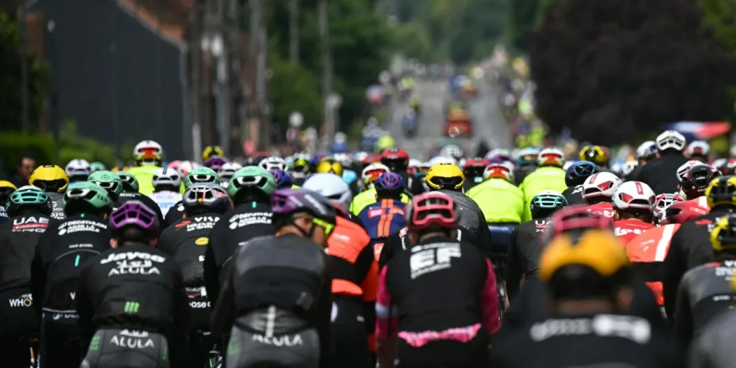 EN DIRECT | Tour de France 2025 : le peloton avance groupé entre Valenciennes et Dunkerque