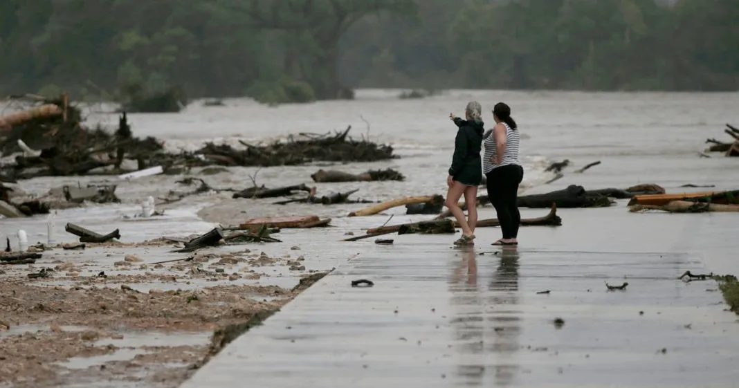 Inondations au Texas : les coupes budgétaires de Trump ont-elles fragilisé le système d’alerte ?