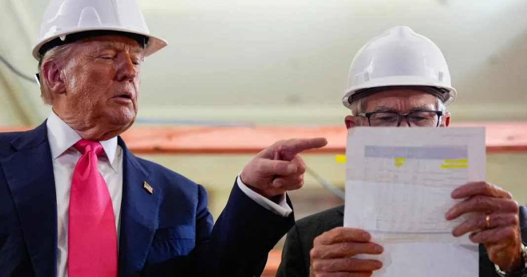 Casque de chantier, désaccord sur les chiffres... La drôle de visite de Donald Trump auprès du patron décrié de la Fed