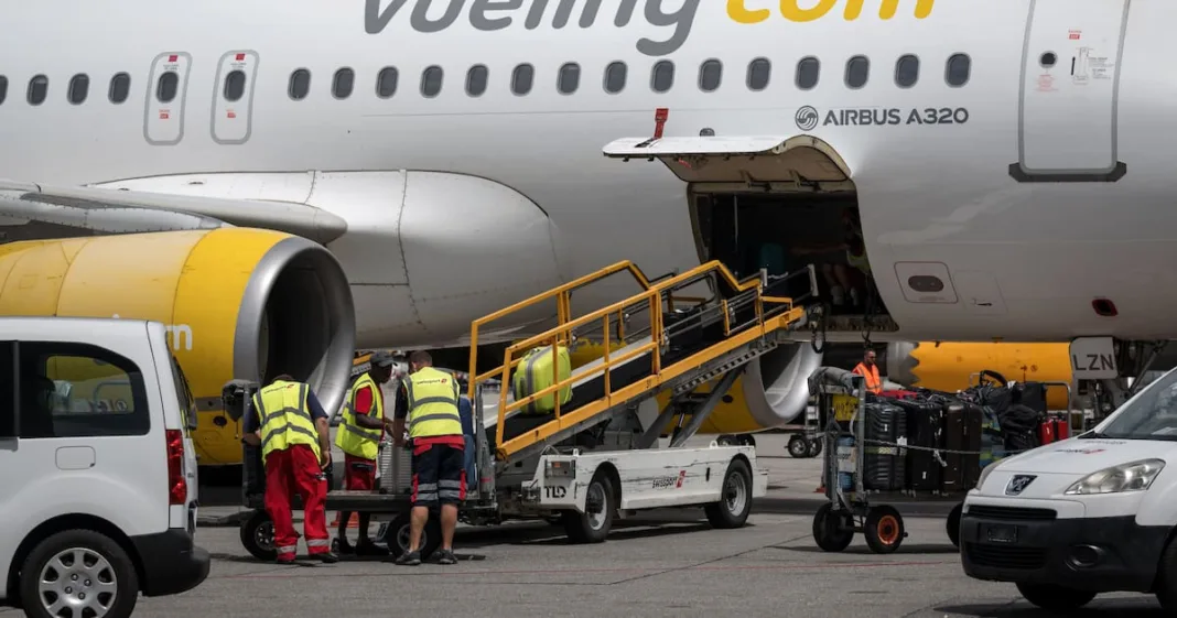 Le pilote du vol Vueling ayant débarqué les adolescents juifs a-t-il formé à l’aviation les terroristes du 11 septembre 2001 ? – Libération