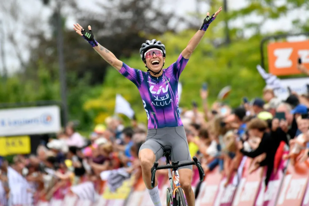 Mavi Garcia, la doyenne du Tour de France, lève les bras à Quimper sur la deuxième étape