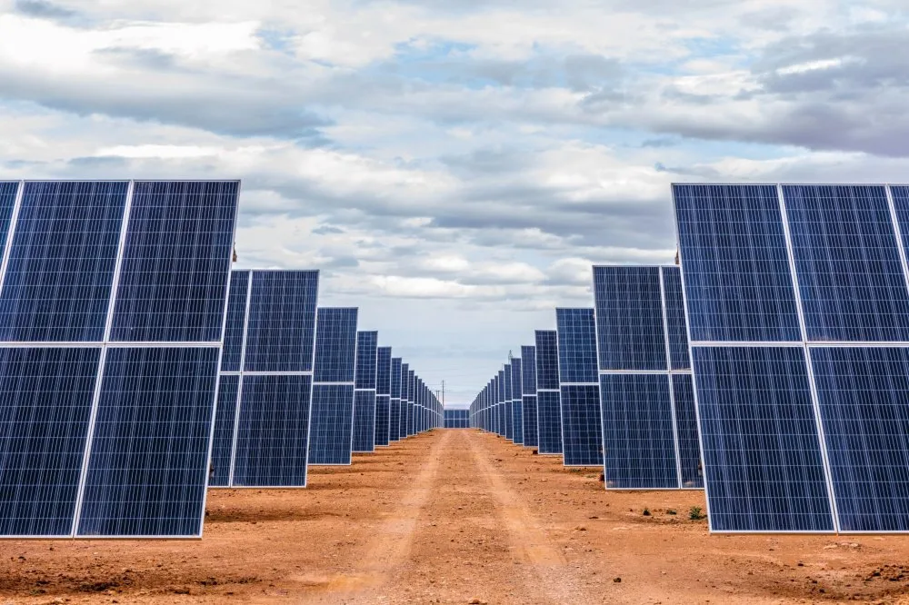 Dotée d’un système de stockage, la centrale Noor Midelt I atteindra une capacité d’environ 800 MW, tandis que Noor Midelt II visera 400 MW.