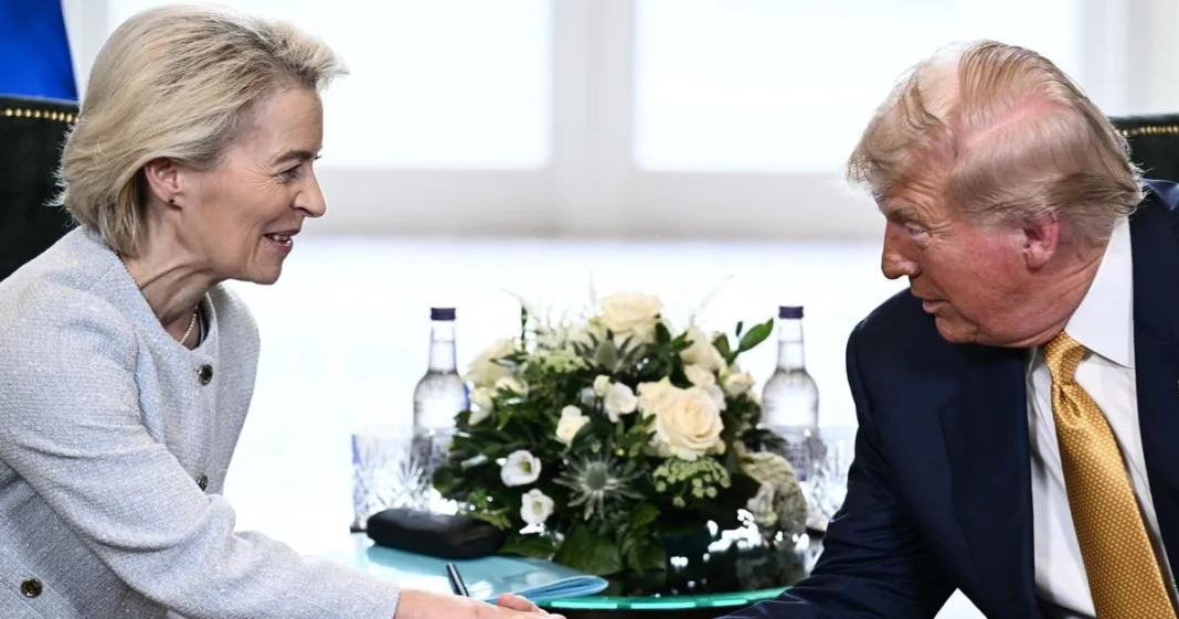 la rencontre entre Trump et von der Leyen a débuté pour tenter de conclure un accord commercial UE-USA