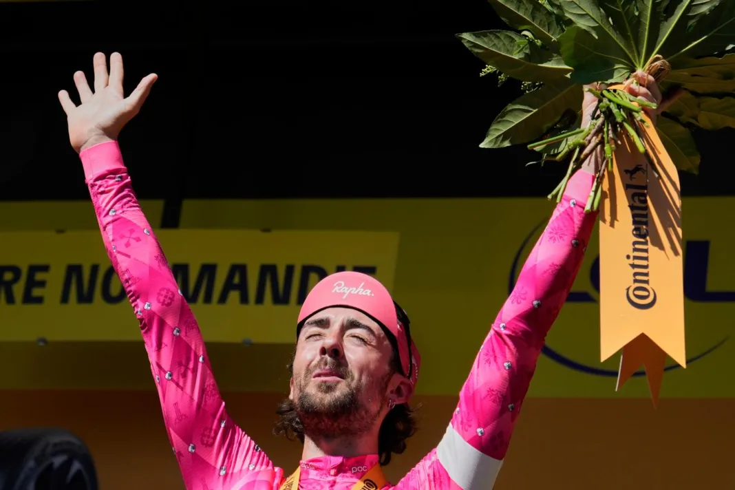 le résumé de la sixième étape, remportée par Ben Healy et marquée par le retour en jaune de Mathieu Van der Poel