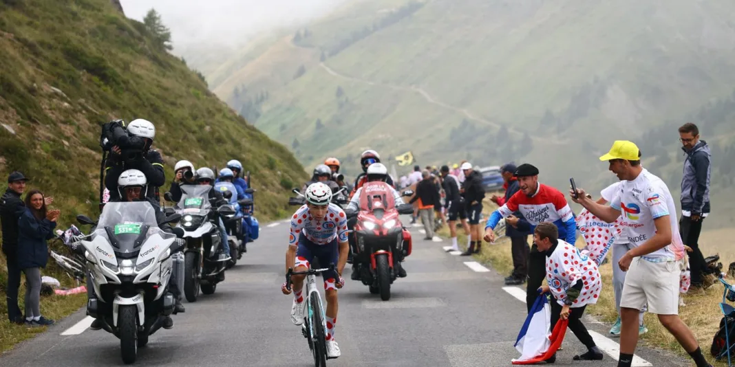 EN DIRECT | Tour de France 2025 : Remco Evenepoel abandonne, Lenny Martinez en tête au sommet du Tourmalet, lors de la quatorzième étape