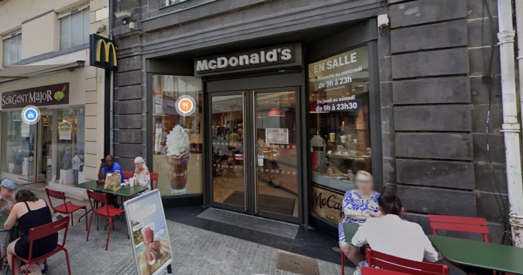 un engin incendiaire entouré d’un drapeau israélien déposé devant un McDonald’s